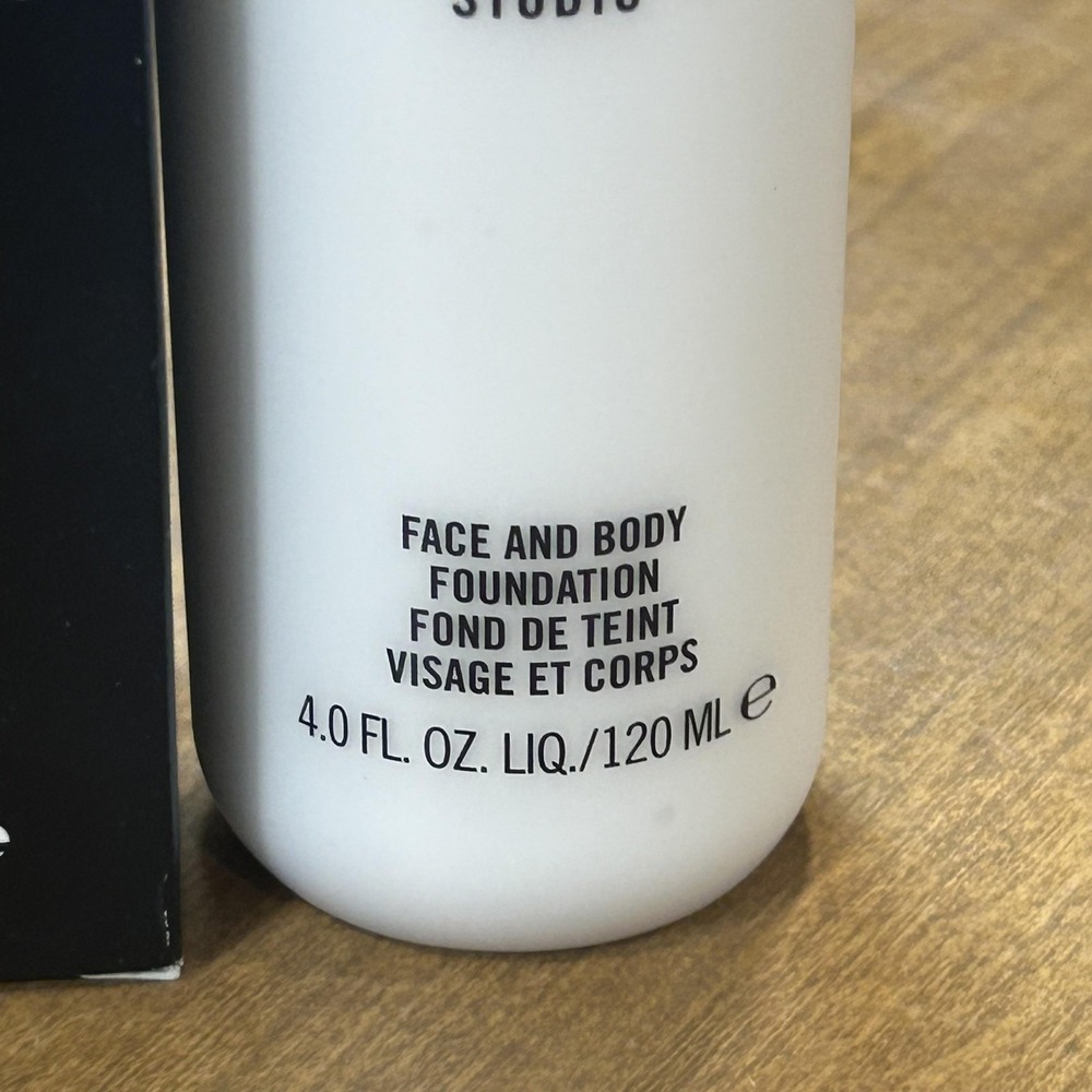 MAC Studio Face And Body Foundation White 4oz 120ml Liquid Makeup Women - Picture 2 of 3